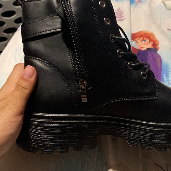 Size 9 boots - Picture 4 of 5